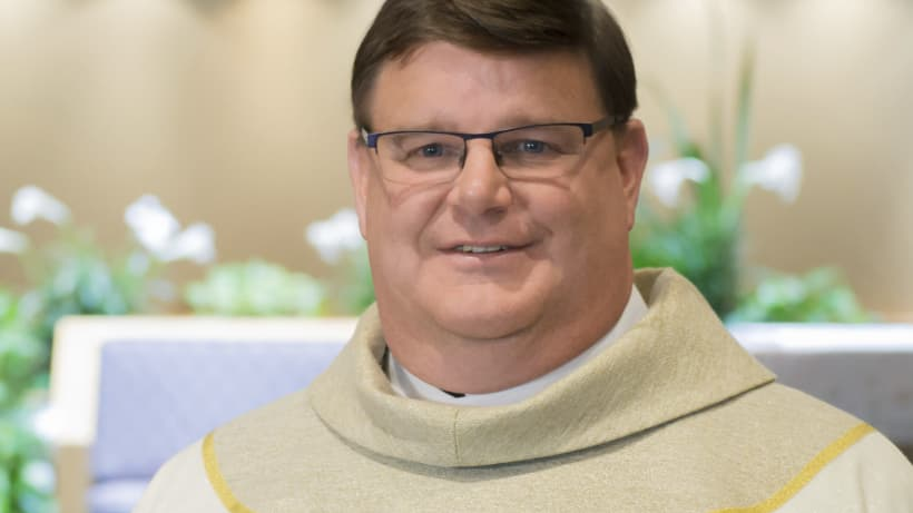 Screenshot-2017-12-22_Wisconsin_priest_tells_parishioners_hes_gay_gets_ovation_-_news_-_CenturyLink.png