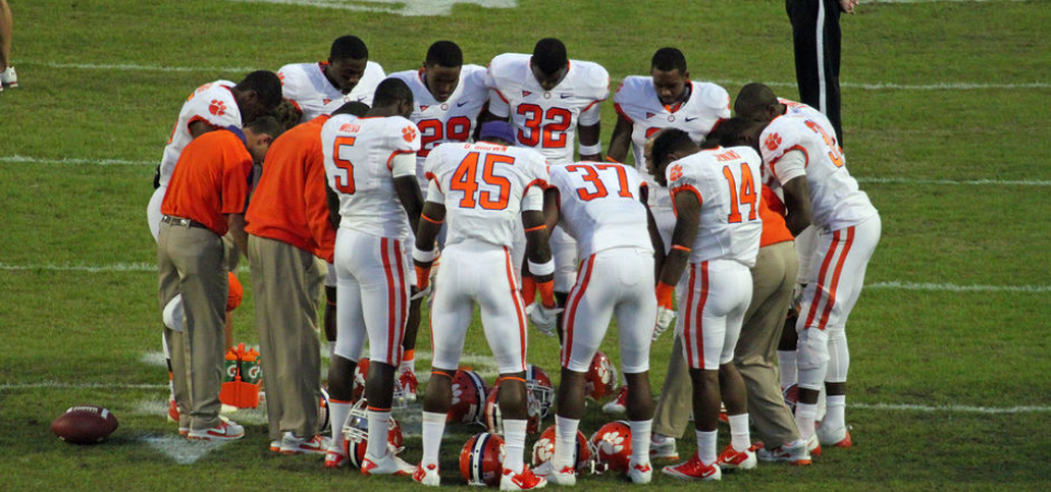 Football-Team-Praying-960x450_c.jpg